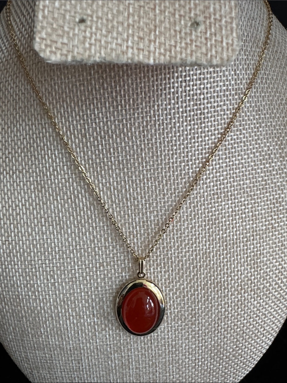 VTG Sarah Coventry Faux Carnelian Cabochon Pendant Necklace Gold-Tone